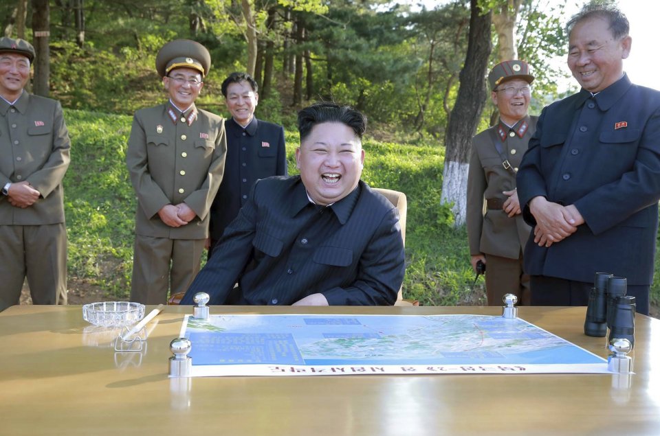 Kim Čong-un s radosťou pozoruje úspešný test balistickej rakety. Foto – TASR/AP