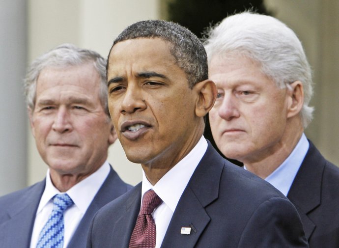 Barack Obama (uprostred) a jeho dvaja predchodcovia George W. Bush (vľavo) a Bill Clinton. Foto - TASR/AP