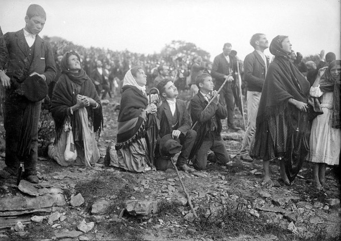 Ľudia sledujú „zázrak slnka“ vo Fatime v roku 1917. Foto – Wikimedia/cc