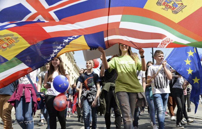 Mladí ľudia počas pochodu niesli vlajky európskych štátov. Foto – TASR/AP