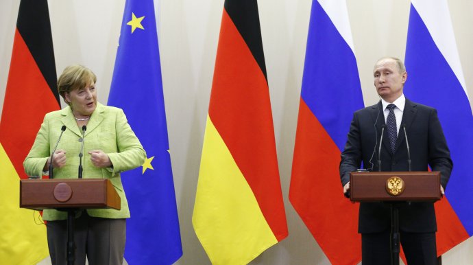 Angela Merkelová a Vladimir Putin v Soči. Foto – AP