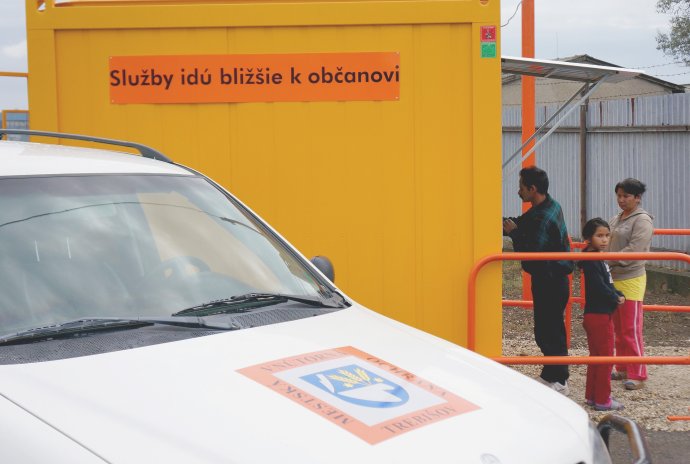 Mobilné pracovisko Slovenskej pošty na vyplácanie dávok. Foto – TASR