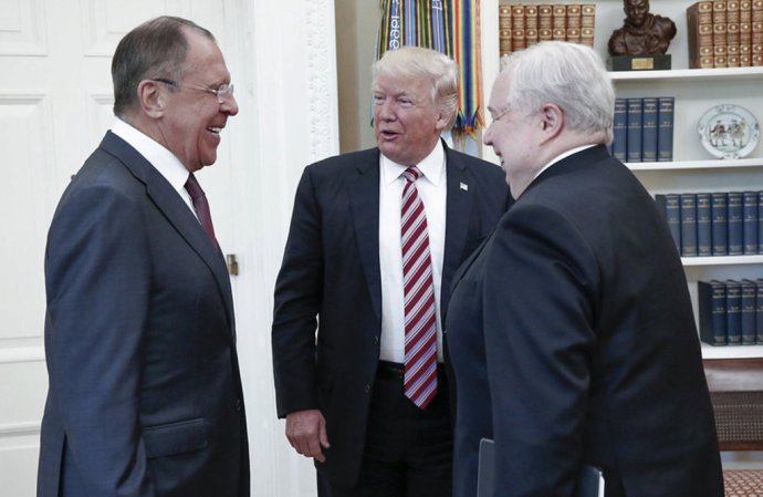 Veselá trojka: Lavrov, Kisľak a Trump. Foto – AP/ruské ministerstvo zahraničia