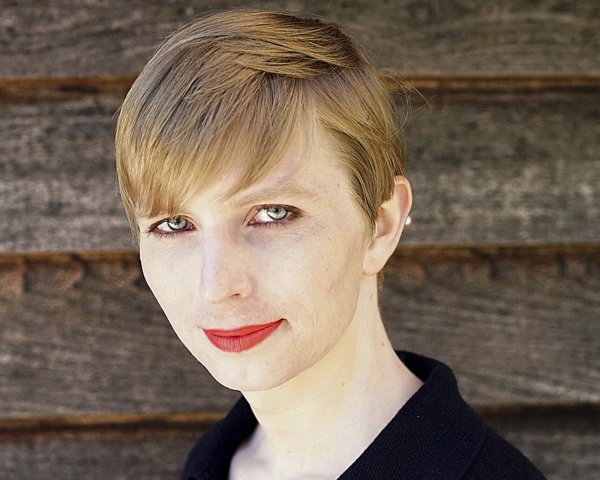 Drink, pizza, nový účes a&nbsp;rúž: Chelsea Manningová, ktorá vyniesla americké tajomstvá, je na slobode