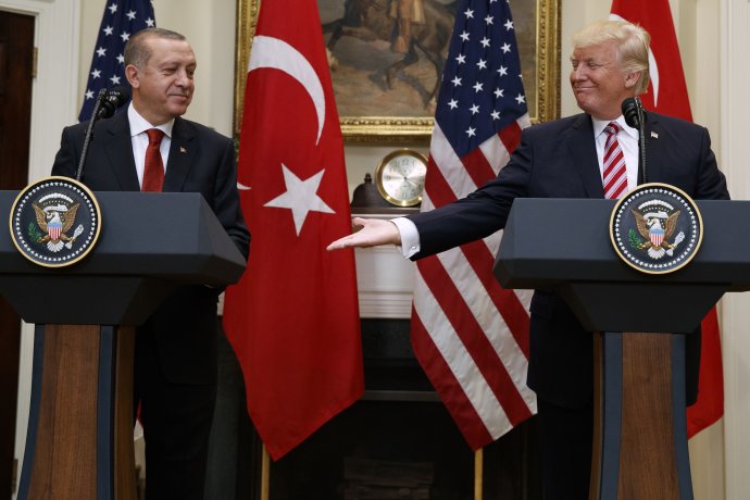 Donald Trump hostí Erdoğana. Foto - TASR/AP