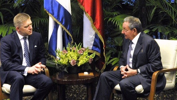 Na snímke premiér Robert Fico a kubánsky prezident Raúl Castro počas prijatia v Havane. Foto – TASR