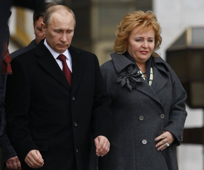Pred prezidentskými voľbami v roku 2012 ešte chodieval Vladimir Putin na verejnosť spolu s manželkou Ľudmilou. Foto – TASR/AP