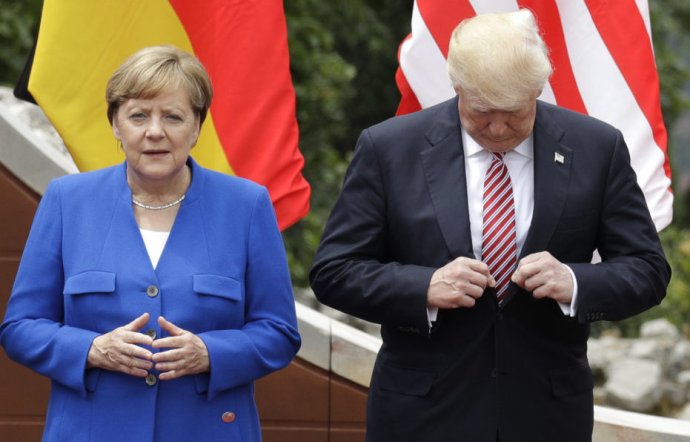 Úplne odlišní lídri západného sveta: Merkelová a Trump. Foto – AP