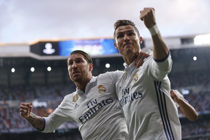 Ronaldo (vpravo) oslavuje gól so Sergiom Ramosom. Foto – TASR/AP