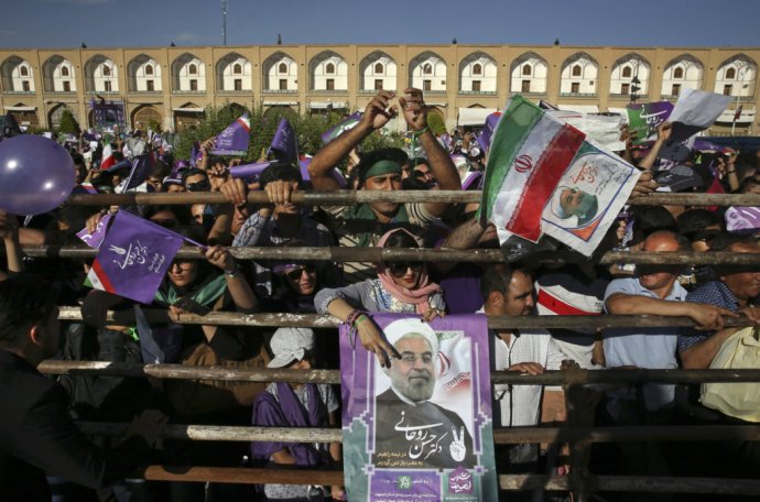 Stúpenci iránskeho prezidenta Hassana Rúháního. Foto – AP