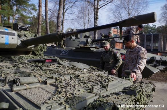 Slovenskí vojaci na výcviku v Lotyšsku. Budúci rok si to už vyskúšajú naostro v bojovej jednotke ako súčasť medzinárodného práporu NATO v Pobaltí. FOTO – MO SR