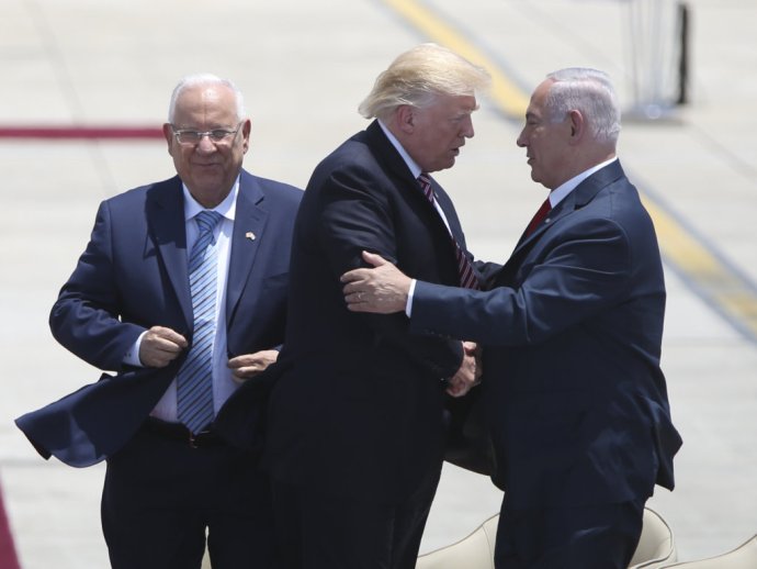 Donalda Trumpa víta izraelský premiér Benjamin Netanjahu, za nimi prezident Rueven Rivlin. Foto – TASR/AP