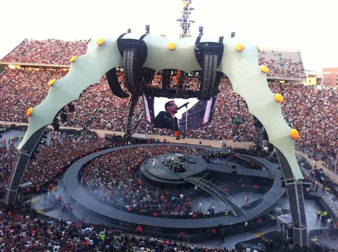 Veľké originálne pódium, s ktorým skupina U2 cestovala po štadiónoch v rámci turné 360° pripomína záber z nejakého sci-fi filmu alebo z počítačovej hry. Foto - u2.com