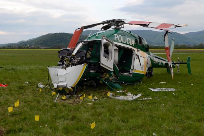 Policajný vrtuľník Bell 429 havaroval v máji 2017. Zahynuli pritom dvaja hasiči. Podľa policajnej inšpekcie šlo o chybu pilota. Ten proti svojmu obvineniu z trestného činu všeobecného ohrozenia podal sťažnosť. Foto - Polícia SR