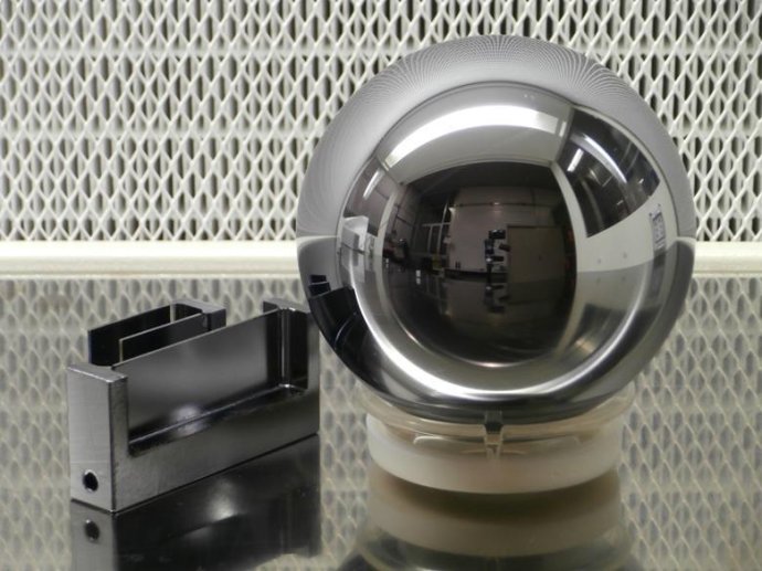 Kremíková guľa bude použitá na presnejšie spočítanie Avogadrovej konštanty, pomocou ktorej vedci nanovo zadefinujú kilogram. Foto – Enrico Massa, Carlo Sasso
