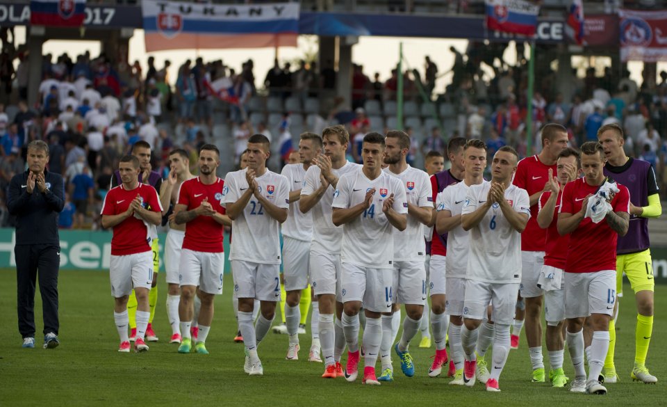 Mladí Slováci ďakujú fanúšikom po zápase s Anglickom. Foto TASR - Martin Baumann
