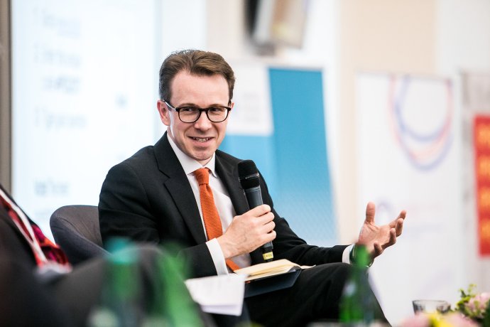 Tim Oliver počas svojho vystúpenia na konferencii Prague European Summit 2017. Foto – Prague European Summit