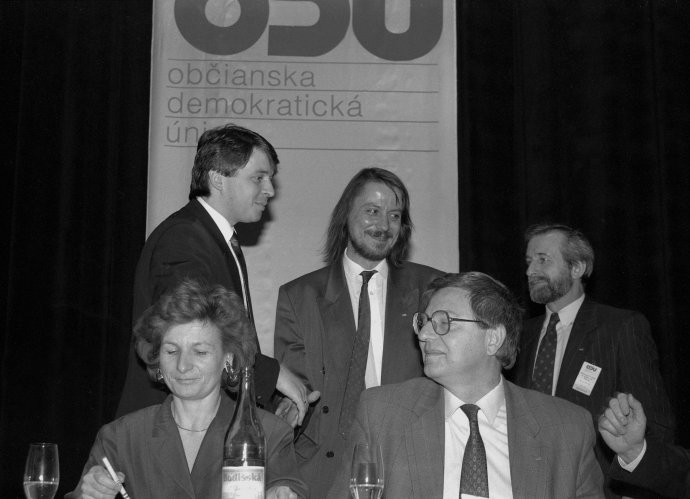 Snem Občiansko-demokratickej únie v Pezinku v roku 1992. Hore vľavo Ivan Mikloš, vedľa Ján Langoš. Foto – TASR