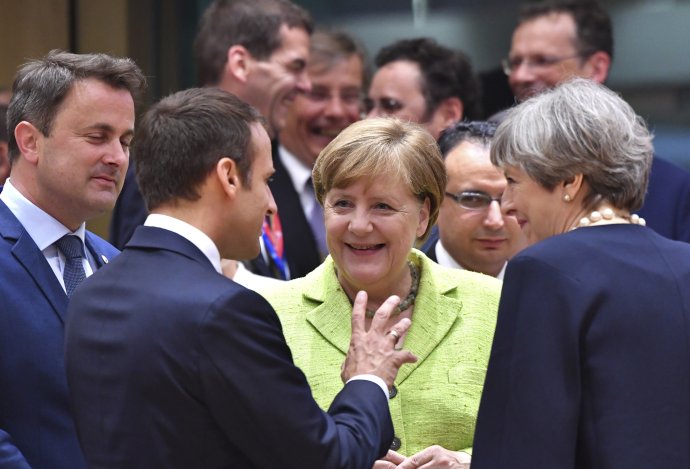 Merkelová, Mayová a Macron sa rozprávajú na samite v Bruseli. Foto – AP