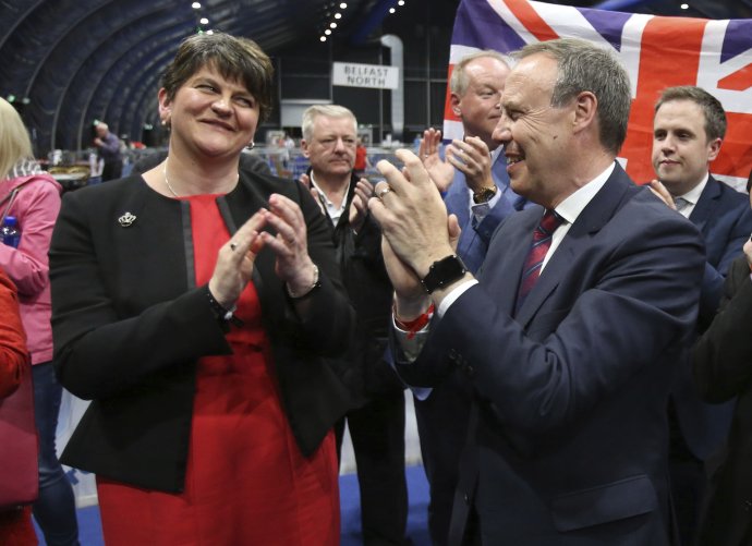 Líderka strany DUP Arlene Fosterová a podpredseda Nigel Dodds. Foto – TASR/AP