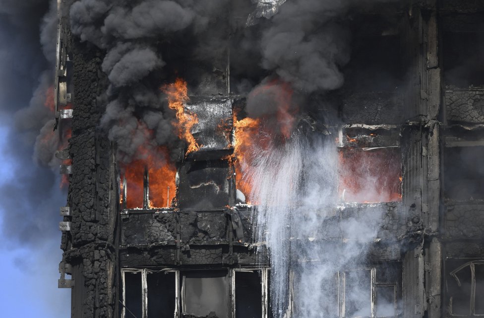 Požiar výškovej budovy v Londýne. Foto - TASR/AP