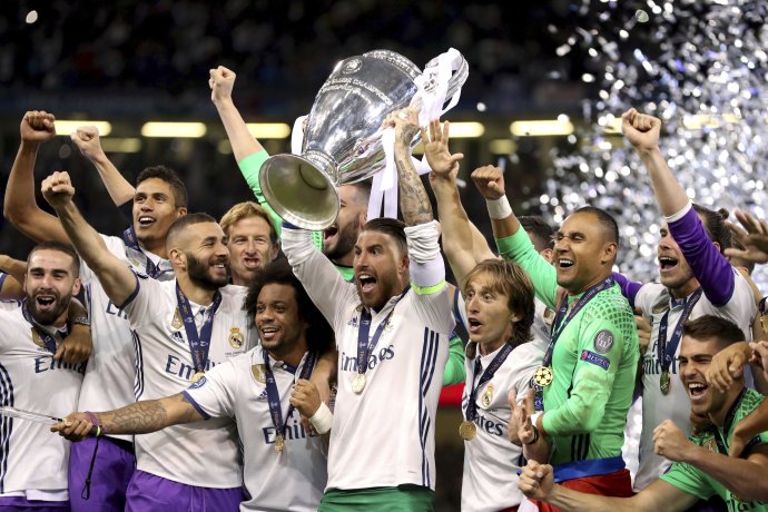 Hráči Realu Madrid s trofejou za víťazstvo v Lige majstrov. Foto – TASR/AP
