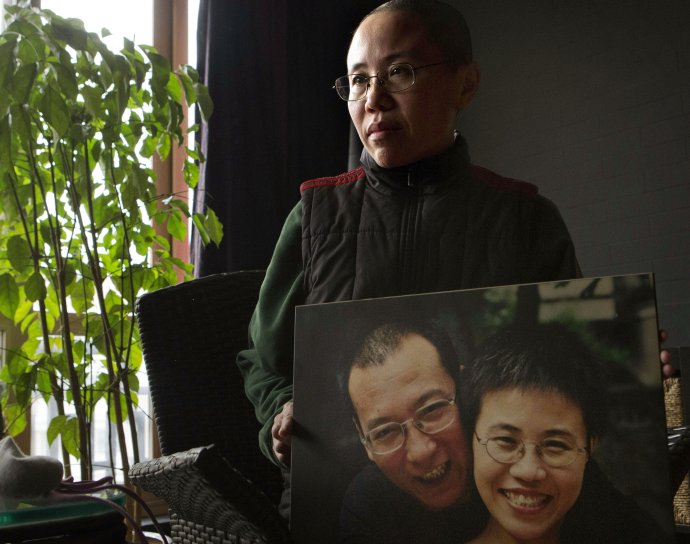 Liou Sia, manželka Liou Siao-poa, čínskeho disidenta, s ich spoločnou fotkou. Foto – TASR/AP