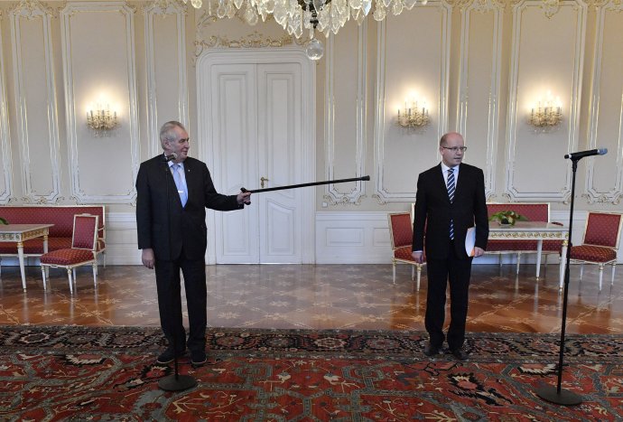 Miloš Zeman a Bohuslav Sobotka počas vládnej krízy. Foto – TASR/AP