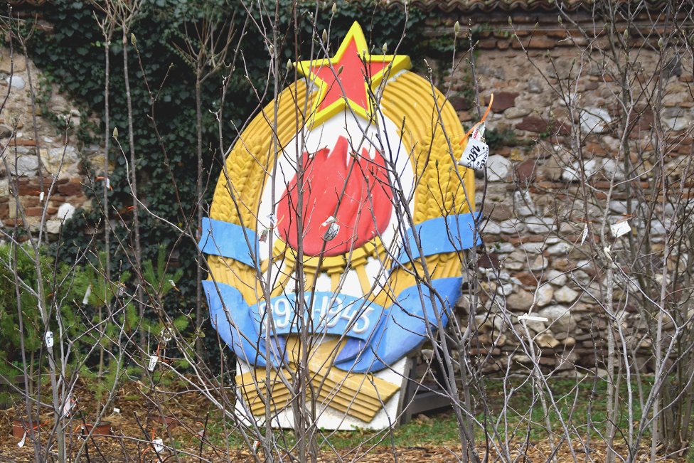 Štátny znak bývalej Juhoslávie nájdete len tak postavený v záhrade Nišskej pevnosti. Foto N – Miro Čevela