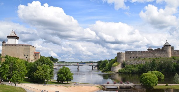 Narva a vpravo Ivangorod. Foto - autorka