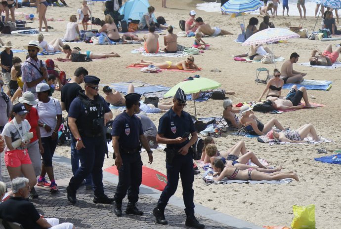 Francúzski policajti hliadkujú v uliciach a letoviskách. Foto - TASR/AP