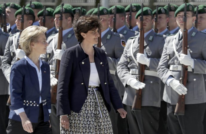 Nemecká ministerka obrany Ursula von der Leyenová a jej francúzska kolegyňa Sylvie Goulardová. Foto - TASR/AP