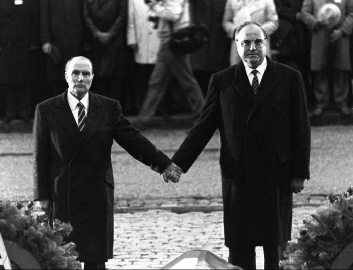 Fotografia, ako sa François Mitterrand (vľavo) drží za ruku s Helmutom Kohlom vo Verdune, obletela v roku 1984 svet. Foto – TASR/AP