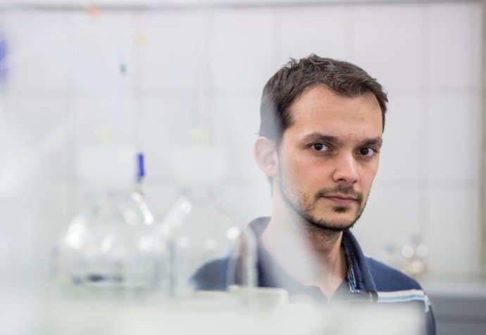 Biotechnológ Tomáš Bertók pracuje na Chemickom ústave SAV a s kolegom Jánom Tkáčom založil startup Glycanostics. Foto N – Tomáš Benedikovič