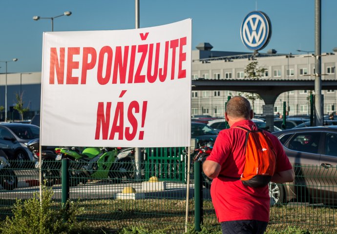 Za platy sa štrajkovalo prvé štyri dni pred závodom. Potom zostali zamestnanci doma. Foto N – Tomáš Benedikovič
