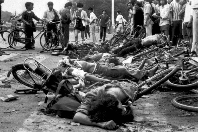 Námestie nebeského pokoja 4. júna 1989 po potlačení protestov. Foto – TASR/AP