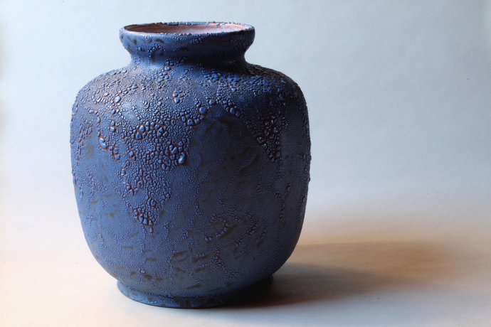 Modrá váza od M. Zemanovej. Foto - Michal Huba