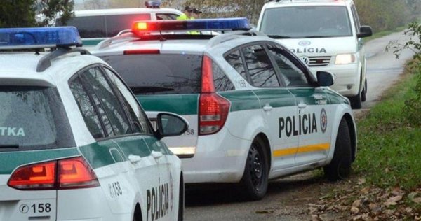 Policajti počas nočnej naháňačky postrelili v&nbsp;aute 17-ročného chlapca, zomrel