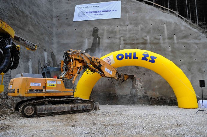 Takto začali v septembri 2014 raziť tunel Čebrať. Foto – TASR