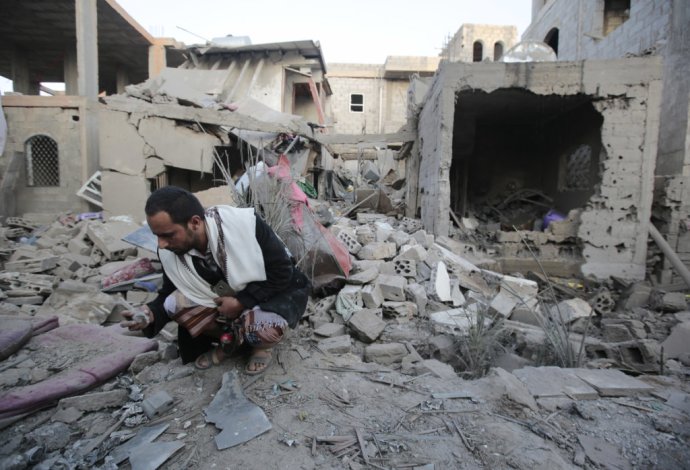 Muž v troskách po bombardovaní Saná koalíciou vedenou Saudskou Arábiou. Foto – AP
