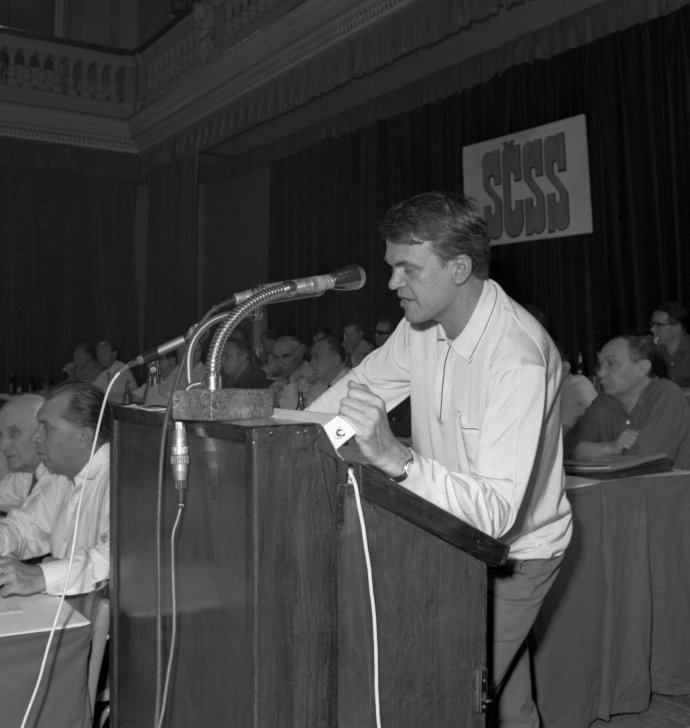 Milan Kundera predznamenal rokovanie zjazdu úvodným vystúpením, v ktorom vyzval na slobodný stret názorov.