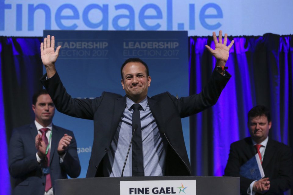Leo Varadkar oslavuje víťazstvo v írskej vládnej strane Fine Gael. Foto - AP