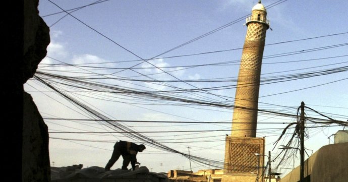 Naklonený minaret na archívnom zábere z roku 2003. Foto - ap