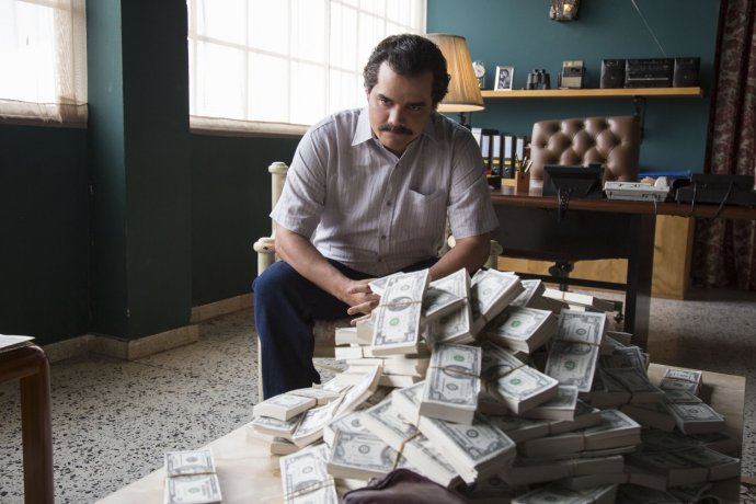 Aj seriál Narcos sa odohráva v Kolumbii, je o Pablovi Escobarovi, kolumbijskom drogovom dílerovi. Ilustračné foto – Narcos/IMDb