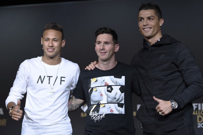 Traja najlepší futbalisti sveta majú problémy s finančnými a daňovými podvodmi. Zľava: Neymar, Messi a Ronaldo. Foto – TASR/AP