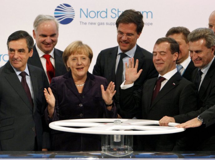 Fotografia z roku 2011. Keď sa otváral prvý Nord Stream, bol tam bývalý francúzsky premiér François Fillon aj nemecká kancelárka Angela Merkelová a vtedajší prezident Ruska Dmitrij Medvedev. Foto – TASR/AP