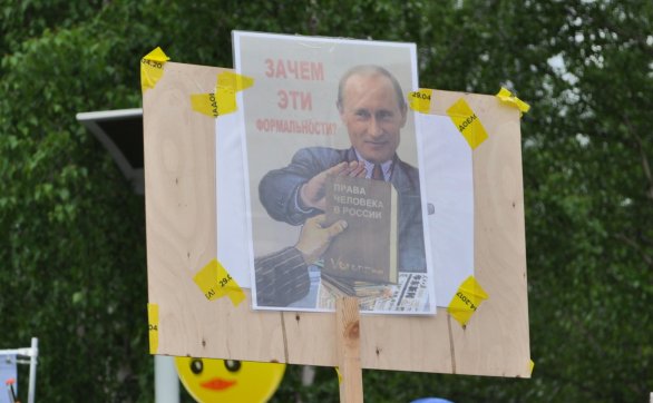 Paródia na známu socialistickú agitku "Nie, radšej knihu". Putinovi podávajú výtlačok "Práva človeka v Rusku" a on odpovedá, že načo čítať formality. Foto N - Vladimír Šnídl