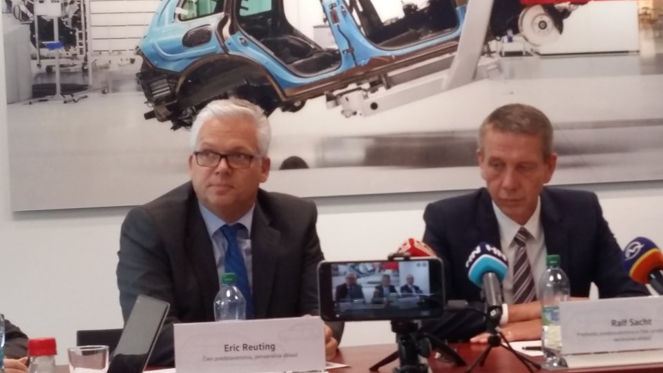 Predseda predstavenstva bratislavského závodu VW Ralf Sacht a člen predstavenstva a personálny manažér závodu Eric Reuting. Foto – N