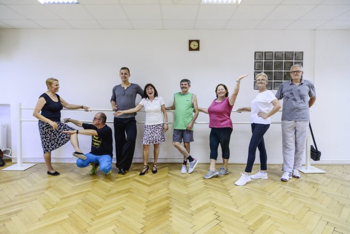 Účastníci kurzu Let’s dance senior! s učiteľom tanca. Foto – Vladimír Kuric/UK