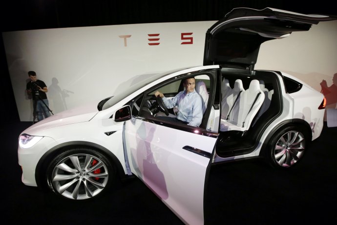 Elektromobil Tesla Model X počas oficiálneho predstavenia v sídle spoločnosti v kalifornskom Fremonte 29. septembra 2015. Foto – TASR/AP